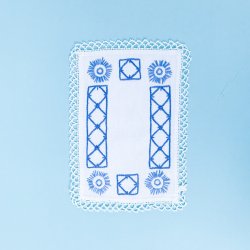 Lille bakkeserviet - hvid med bl broderi - 14x21 cm