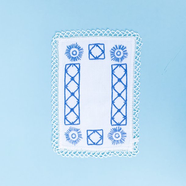 Lille bakkeserviet - hvid med bl broderi - 14x21 cm