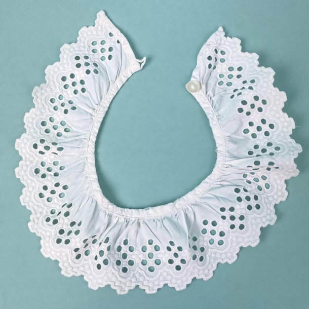 Vintage brnekrave i broderi anglaise