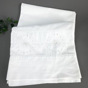 Hvidt vintage pyntelagen med broderi