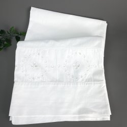 Hvidt vintage pyntelagen med broderi