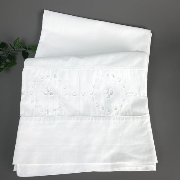 Hvidt vintage pyntelagen med broderi