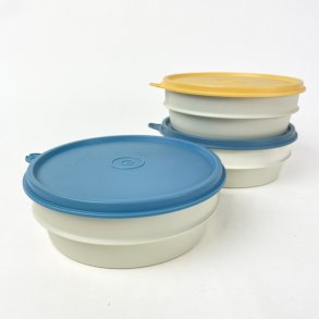 Tre Tupperware b�tter