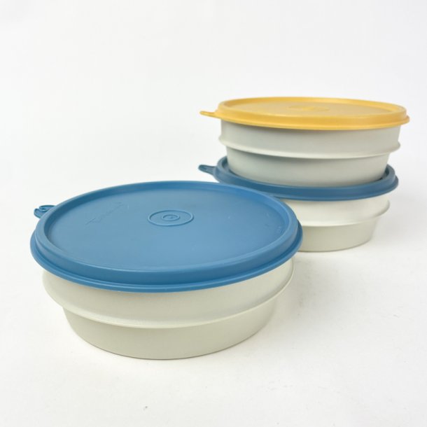 Tre Tupperware b�tter
