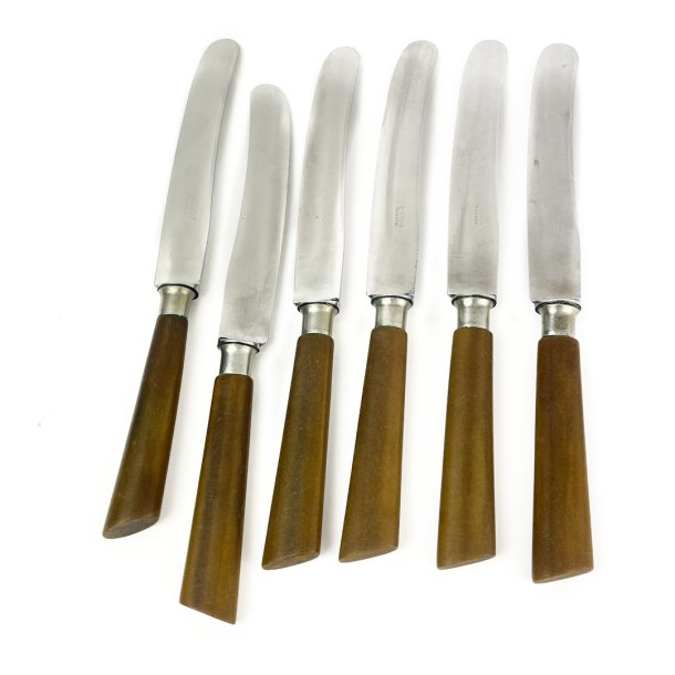 Seks vintage bordknive med bakelit skfte