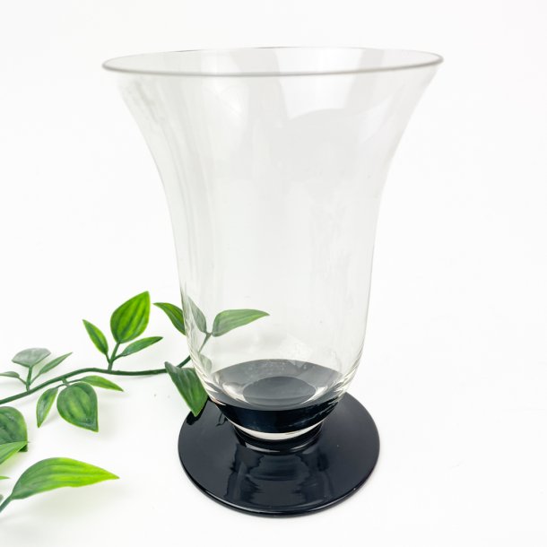 Vintage drikkeglas med sort fod