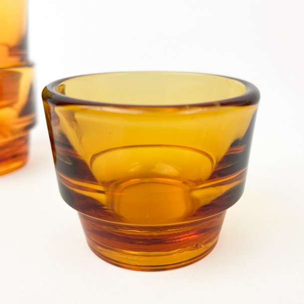 Eierbecher aus bernsteinfarbenem Glas.