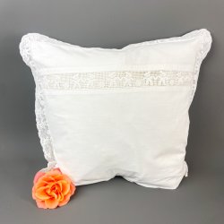 Hvidt vintage babypudebetrk med kniplinger