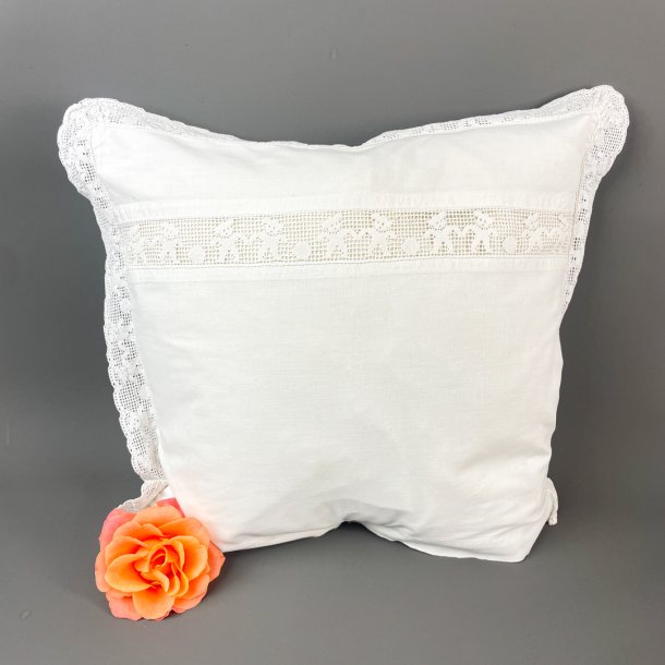 Hvidt vintage babypudebetrk med kniplinger