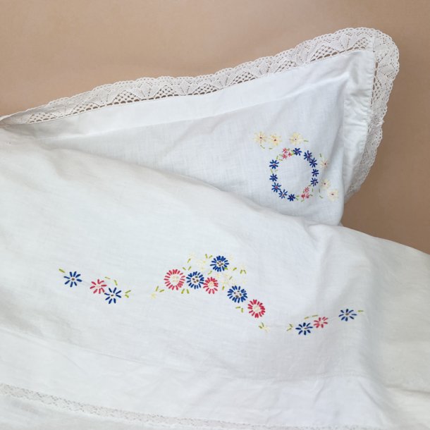 Hvidt broderet babysenget�j