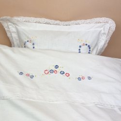Hvidt broderet babysenget�j