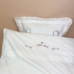 Hvidt broderet babysenget�j