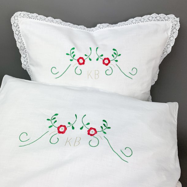 Hvidt vintage barnevognsst med broderi