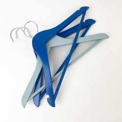 Drei blaue Kinderkleiderbgel