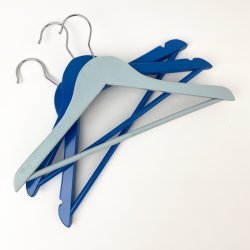 Drei blaue Kinderkleiderbgel