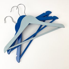 Drei blaue Kinderkleiderbgel