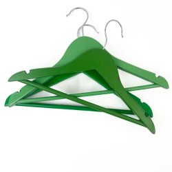 Drei grne Kinderkleiderbgel