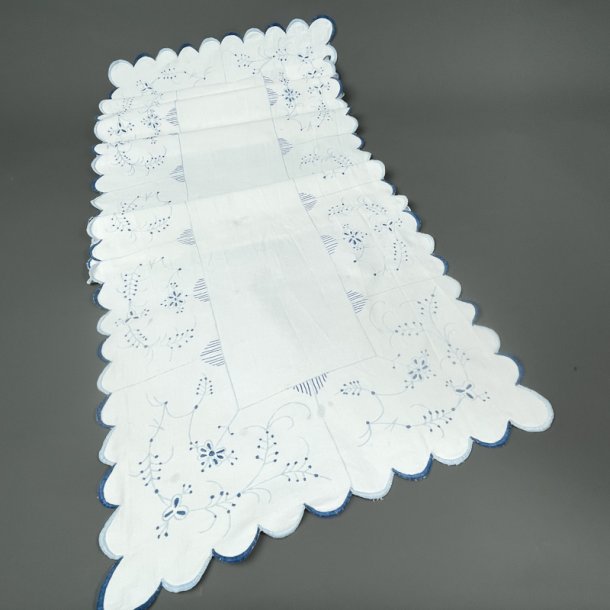 Hvid retro bordlber med blt broderi - 120 cm