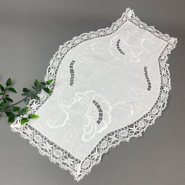 Broderet hvid vintage bordlber - 67 cm 