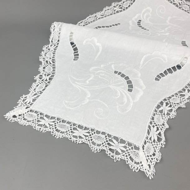 Broderet hvid vintage bordlber - 84 cm