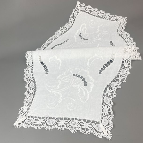 Vintage-Tischlufer mit Stickerei und Hkelspitze - 84 cm