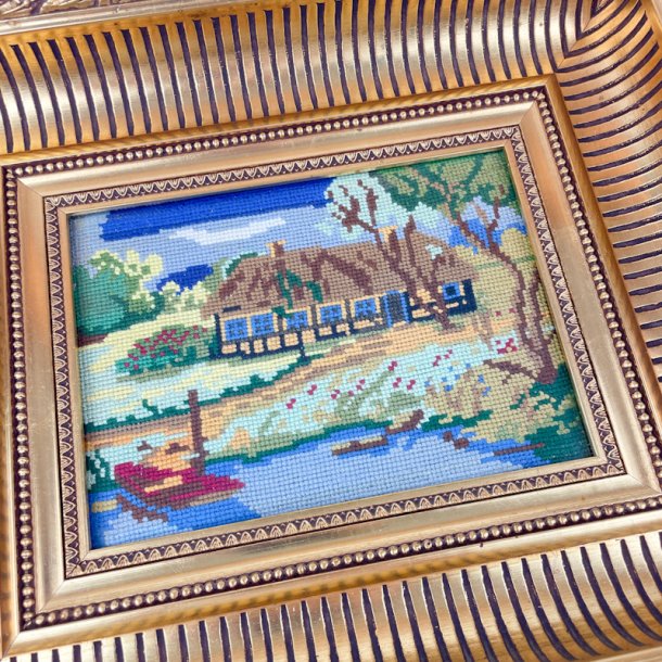 Broderet vintage billede med guldramme