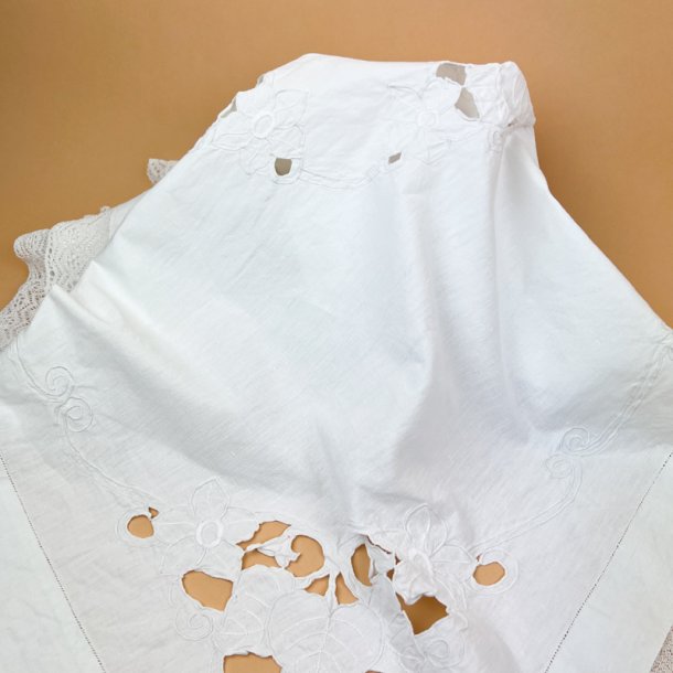 Broderet vintage dug med blondekant � 140 x 140 cm