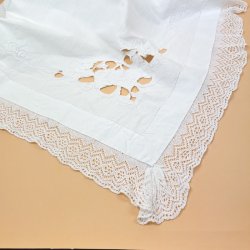 Broderet vintage dug med blondekant � 140 x 140 cm