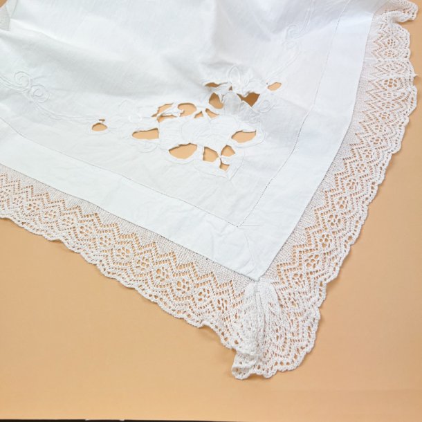 Broderet vintage dug med blondekant � 140 x 140 cm