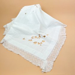 Broderet vintage dug med blondekant � 140 x 140 cm