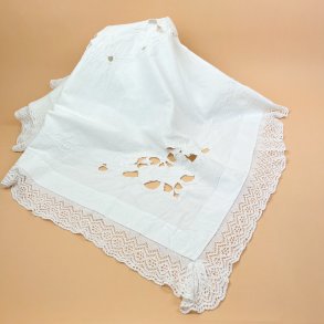 Broderet vintage dug med blondekant � 140 x 140 cm