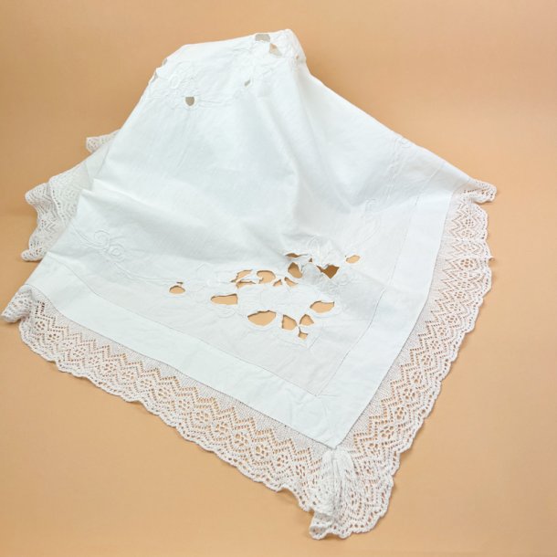 Broderet vintage dug med blondekant � 140 x 140 cm