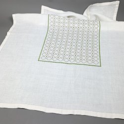 Smuk hvid retro dug med broderi � 110 cm