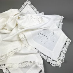Broderet vintage dug med sommerfuglebroderi � 140 x 140 cm
