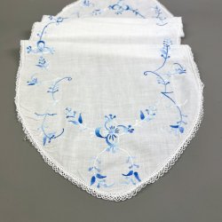 Hvid vintage bordl�ber med bl� broderi