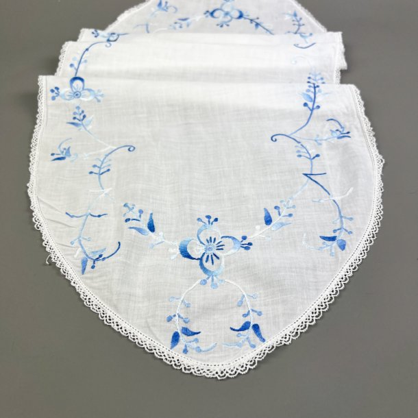 Hvid vintage bordl�ber med bl� broderi