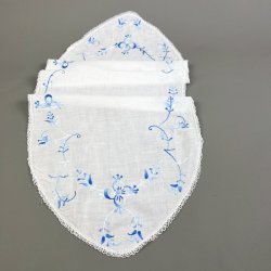 Hvid vintage bordl�ber med bl� broderi