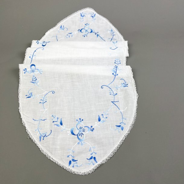 Hvid vintage bordl�ber med bl� broderi