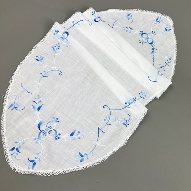 Hvid vintage bordl�ber med bl� broderi