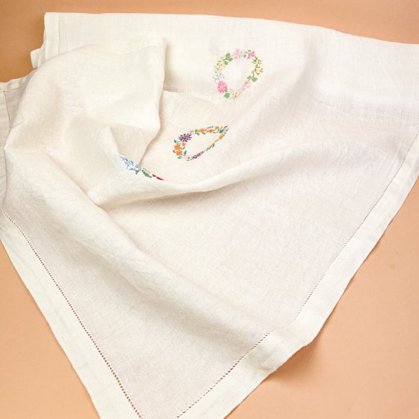 Smuk broderet vintage dug � 170 cm