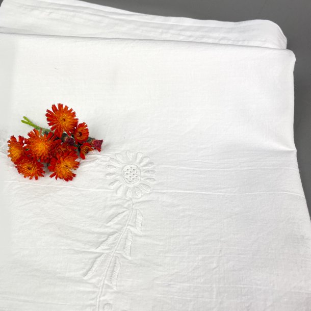 Hvid vintage dug med broderi  120 cm