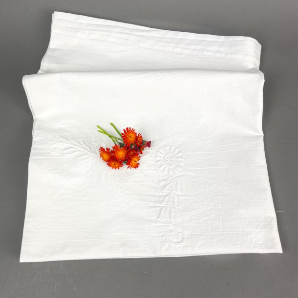 Hvid vintage dug med broderi � 120 cm