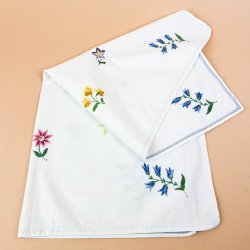 Hvid broderet vintage dug 80 x 80