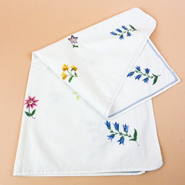 Hvid broderet vintage dug 80 x 80