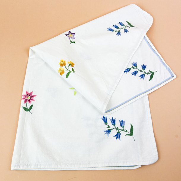 Hvid broderet vintage dug 80 x 80