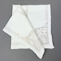 Smuk hvid retro lysedug med broderi � 80 x 80 cm