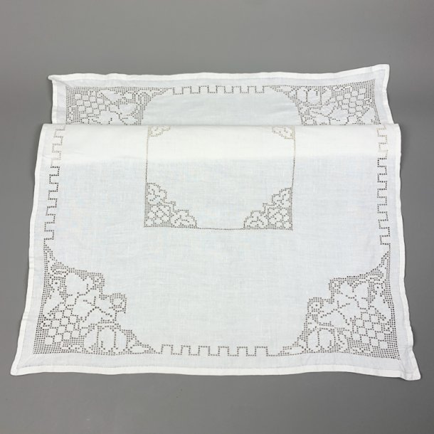 Smuk hvid retro lysedug med broderi � 80 x 80 cm