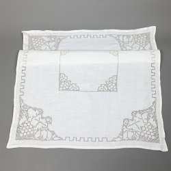 Smuk hvid retro lysedug med broderi � 80 x 80 cm