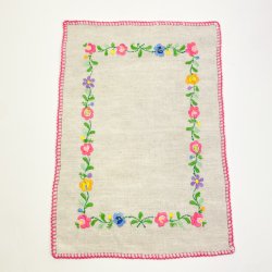 Broderet romantisk bakkeserviet