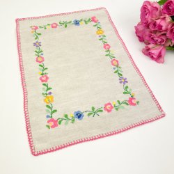 Broderet romantisk bakkeserviet